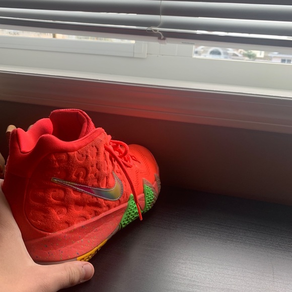 Kyrie 4 lucky charms limited edition - Picture 3 of 6